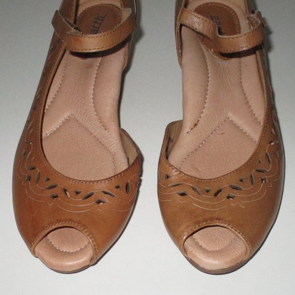 Earth Sugarberry Womens Tan Laser Cut Leather Mary Jane Wedge NWOB - Size 7.5B - Picture 4 of 9